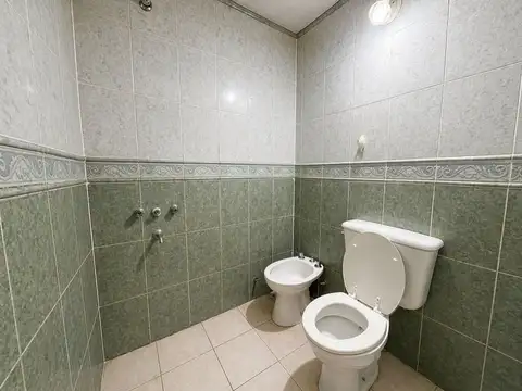 Casa 8 ambientes con 6 baños