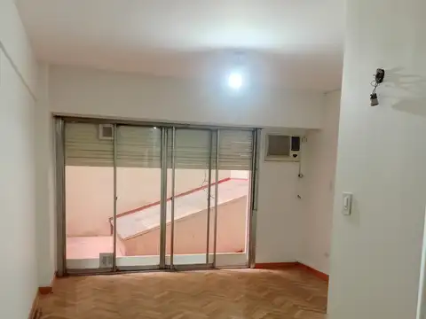 Monoambiente apto profesional. Con patio. Servicios centrales. Reciclado. Excelente ubicación.