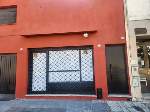 Alquila Amplio Local con Oficinas y Entrada de Auto