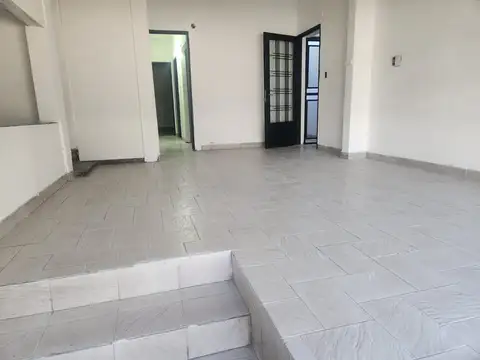 Alquila Amplio Local con Oficinas y Entrada de Auto