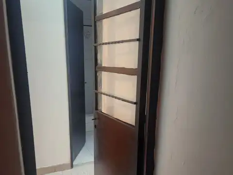 Alquila Amplio Local con Oficinas y Entrada de Auto