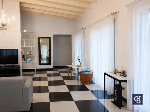 Casa en Venta con 3 cocheras