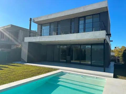 Casa 4 ambientes con 4 baños