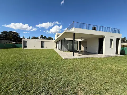 Casa en Alquiler con 2 cocheras