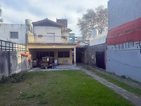 CASA A RECICLAR CON LOTE DE 8,66 X 43, DOS PLANTAS , VILLA MAIPU