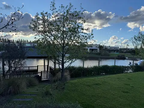 Casa en Venta en Albanueva, USD 2.700.000