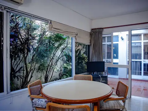 Venta| Excelente casa de 4 amb desarrollada en 3 plantas con dos terrazas, patio/jardín y cochera.