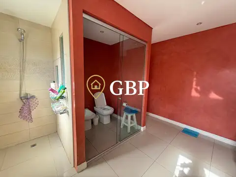 Casa en Alquiler con 5 cocheras