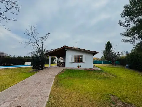 CASA EN VENTA 2 DORMITORIOS Y PISCINA EN VISTALBA