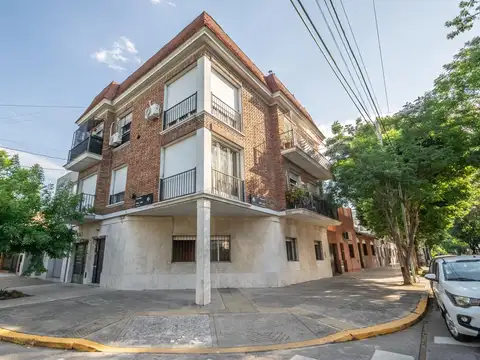 Departamento en venta de 2 / 3 ambinetes con escritorio, patio y cochera en Villa Pueyrredón