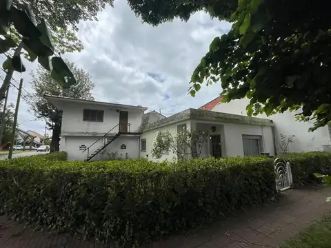 Casa esquina con monoambiente