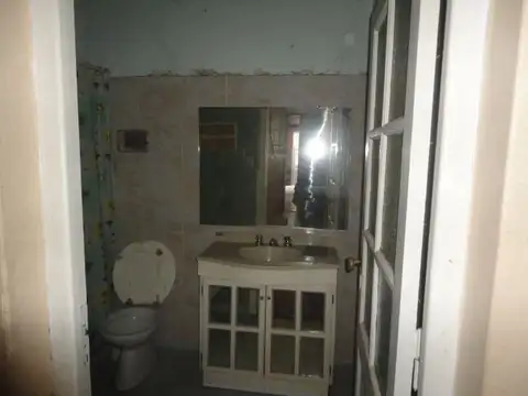 LOCAL CON DOS VIVIENDAS EN BLOCK - MAZA Y RIVADAVIA- LOTE PROPIO.