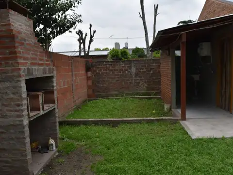 Alquiler en Ituzaingo, casa 2 ambientes con patio y parrilla