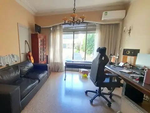 Chalet estilo francés para actualizar con excelente terreno!