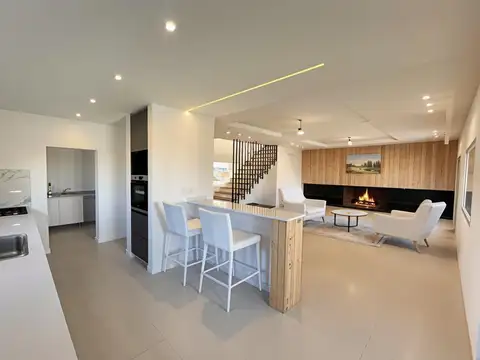 Casa 5 ambientes con 2 baños