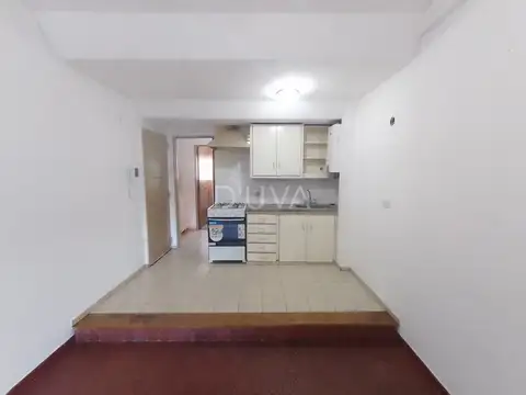 Departamento de 1 dormitorio con balcón al frente.