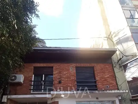 Departamento de 1 dormitorio con balcón al frente.