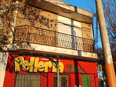 Uriburu 3001- dos casas y un galpon con local