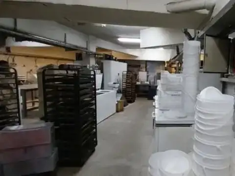 Local en alquiler en importante esquina en Floresta!