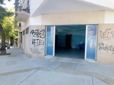 Local y depósito en esquina 175 m2 con sótano! Muy buena logística