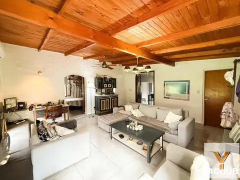 Casa 4 ambientes con 2 baños