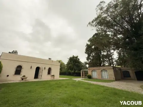 Casa en venta - 3 Dormitorios 3 Baños - 2.100Mts2 - Villa Elisa