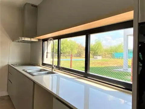 Casa 6 ambientes con 5 baños