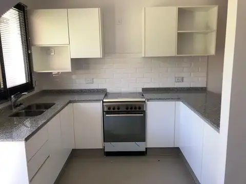Casa en Alquiler con 2 cocheras