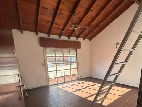 Monoambiente con cocina incorporada y balcón. Sin expensas
