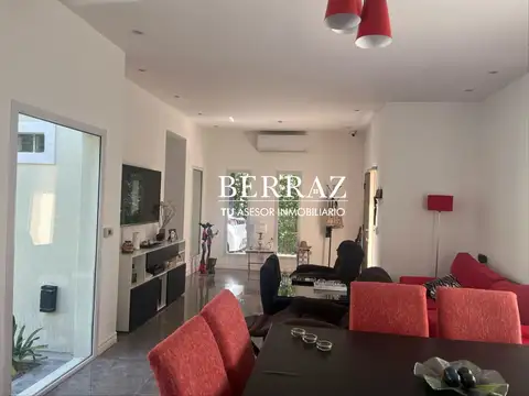 Casa en Venta con 3 cocheras