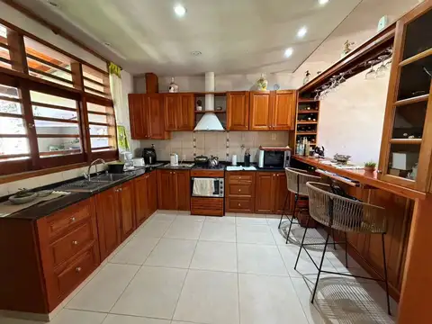 Casa en Venta con 3 cocheras