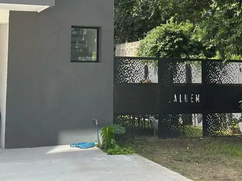 Casa en Venta con 2 cocheras