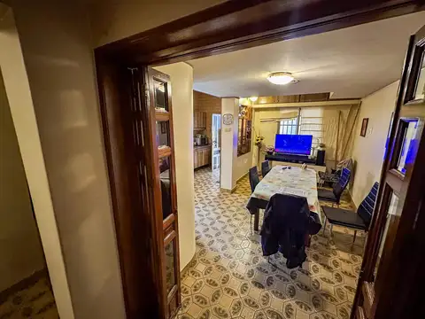 Casa 6 ambientes con 2 baños
