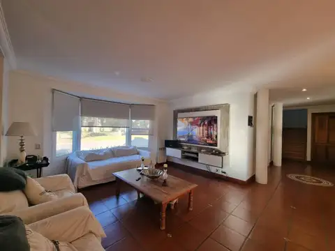 CASA EN VENTA EN SAN PATRICIO 6 AMBIENTES