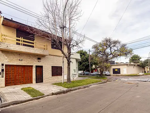 VENTA CASA 4 AMB EN LANUS CON PATIO Y COCHERA