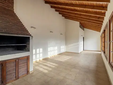 VENTA CASA 4 AMB EN LANUS CON PATIO Y COCHERA