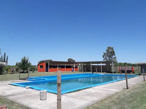 Finca con casa, quinchos, piletas. General Alvear.