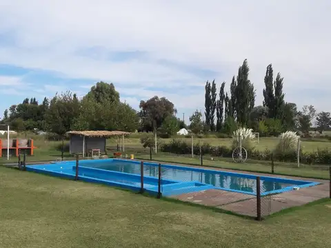 Finca con casa, quinchos, piletas. General Alvear.