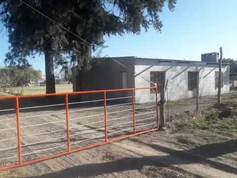 Finca con casa, quinchos, piletas. General Alvear.