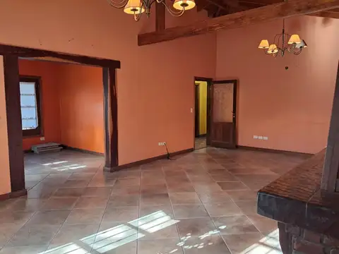 Casa 5 ambientes con 4 baños