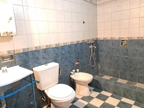 VENTA CASA 6 AMBIENTES. CON RENTA APTO DITO. LA LONJA. PILAR