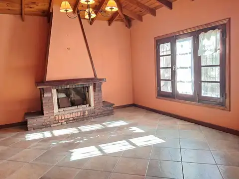 VENTA CASA 6 AMBIENTES. CON RENTA APTO DITO. LA LONJA. PILAR