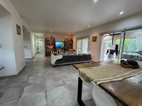 Casa 4 ambientes con 2 baños