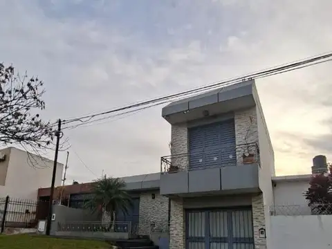 VENDO O PERMUTO IMPECABLE CASA EN CALLE JUAN GARRIGO