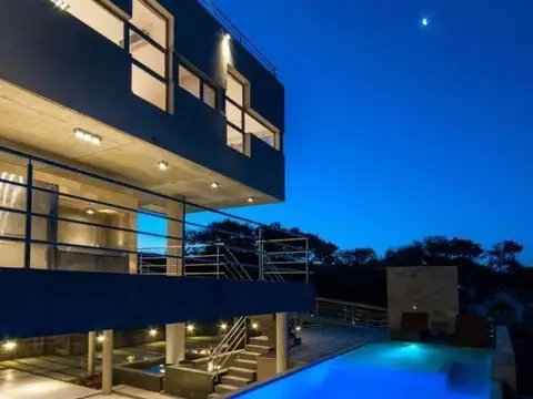 Casa en Venta con 3 cocheras