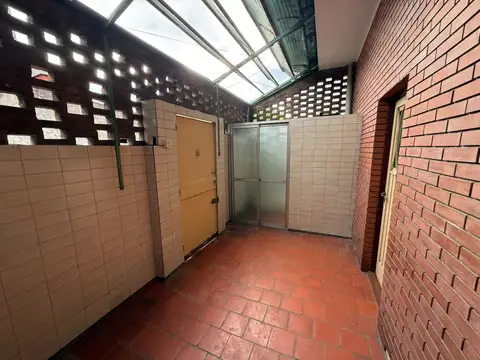 PH 2 AMB AL FRENTE EN PLANTA ALTA CON PATIO CON LAVADERO Y CERRAMIENTO DE TOLDO REBATIBLE (SIN EXPENSAS)