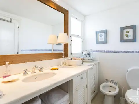 Vende casa en Punta Piedras, con piscina y parrillero.