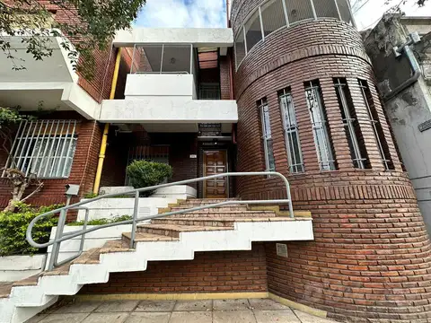 Dúplex (tipo casa) de 3 dormitorios con cochera en alquiler en Caballito.