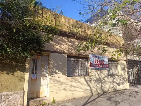 Dos unidades en conjunto de 3 amb, c/u, frente, patio, terraza, sin subdivisión. Lote propio.