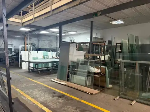 Excelente Galpón Industrial de 900 m² con Montacargas y Oficinas – Munro